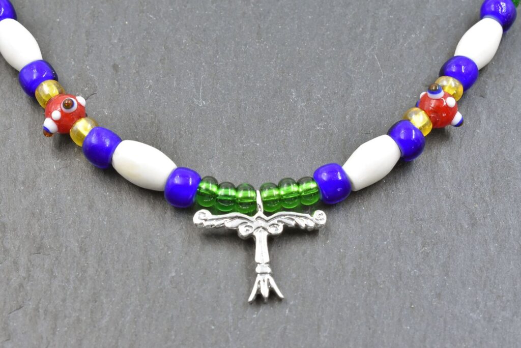 Die Irminsul als Schmuckstück ist auch heute noch sehr beliebt. Es wird oft als Anhänger oder Ohrringe getragen. Einige tragen auch Tätowierungen mit dem Symbol, um ihre spirituelle Verbindung zur paganistischen Religion zu zeigen.